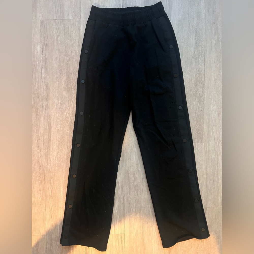 ALO Yoga Black Button-Side Sweatpants